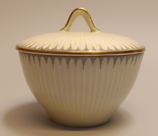 THOMAS ROSENTHAL – MODERNISTYCZNA CUKIERNICA Z GEOMETRYCZNYM RELIEFEM