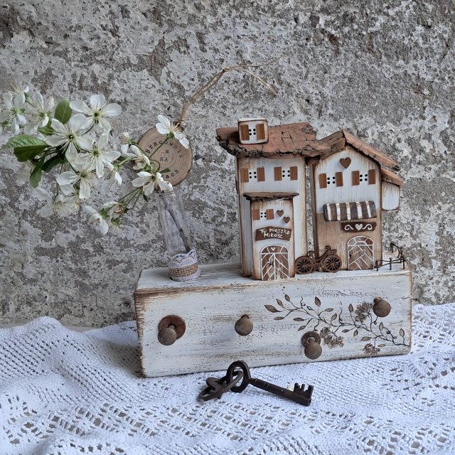 Rustykalny wieszak z  domkami I menzurką na kwiat