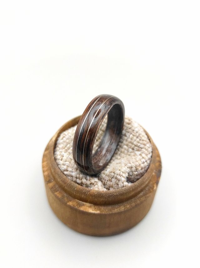 Drewniany pierścionek z hebanu i miedzianą linią — ręcznie robiona obrączka handmade