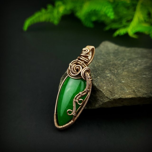 Wisiorek z zielonym jadeitem wire wrapping