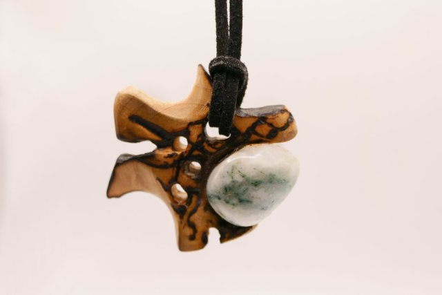 Wisiorek z drewna owocowego z Agatem drzewnym – ręcznie rzeźbiony, artystyczne zdobienia, biżuteria z drewna, luxe wooden jewelry