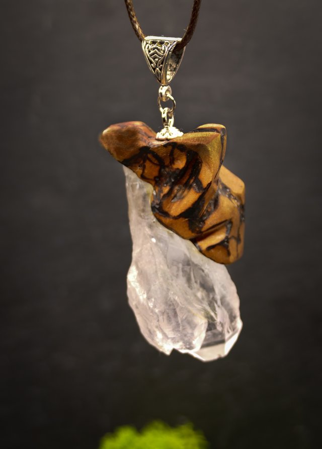 Wisiorek z drewna lipy z jasnym ametystem – ręcznie rzeźbiony, artystyczne zdobienia, biżuteria z drewna, luxe wooden jewelry