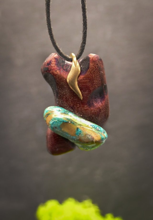 Wisiorek z drewna Amarantu z turkusem – ręcznie rzeźbiony, artystyczne zdobienia, biżuteria z drewna, luxe wooden jewelry
