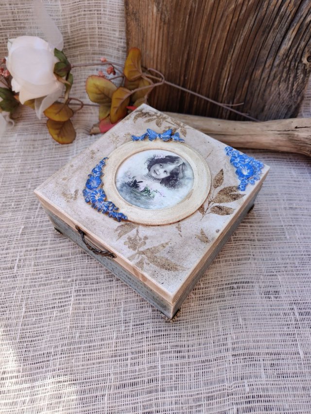 Romantyczne pudełko Vintage Girl – ręcznie zdobione decoupage