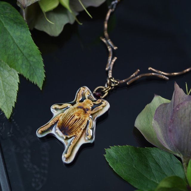 Scarab I - unikatowy naszyjnik z ceramicznym owadem