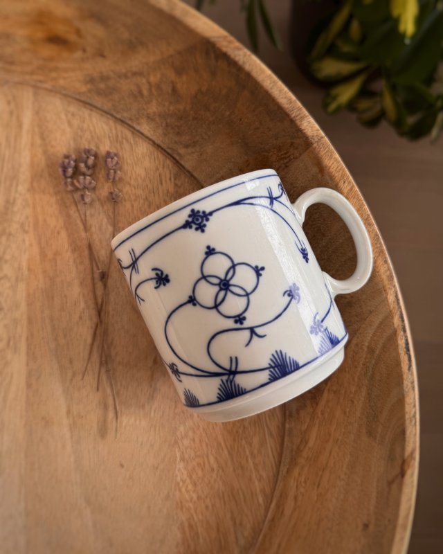 Kubek porcelanowy we wzór słomkowy