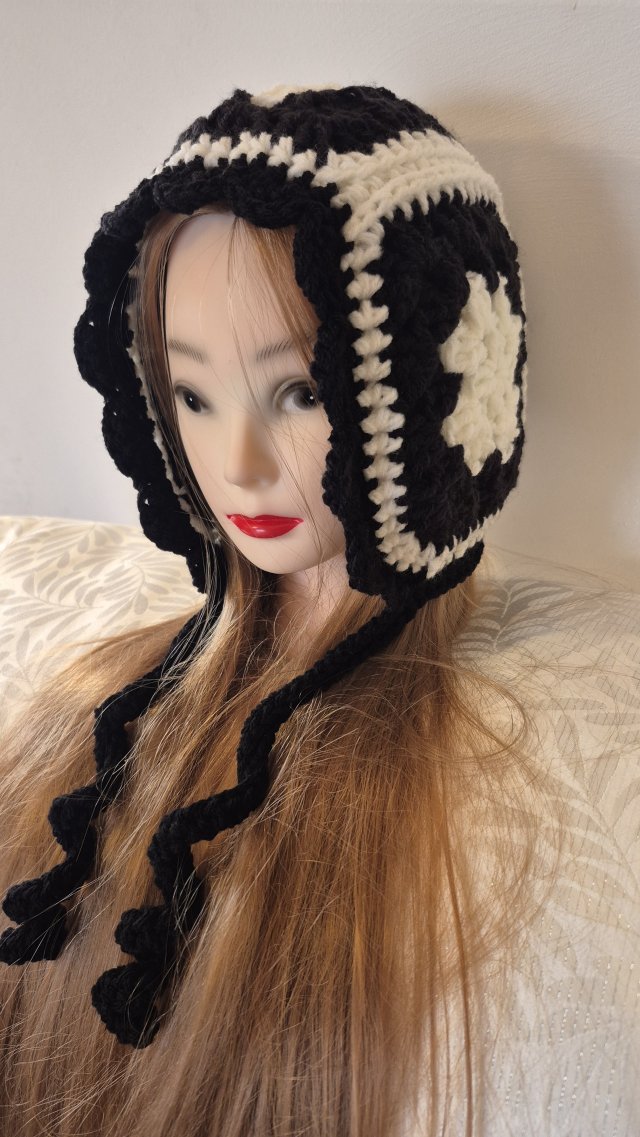 Ręcznie robiona czapka Bonnetka – Klasyczna czerń i biel – Styl Retro / Crochet
