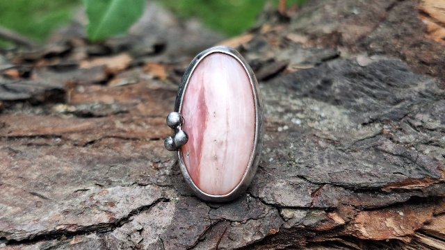 Opal różowy - pierścionek regulowany