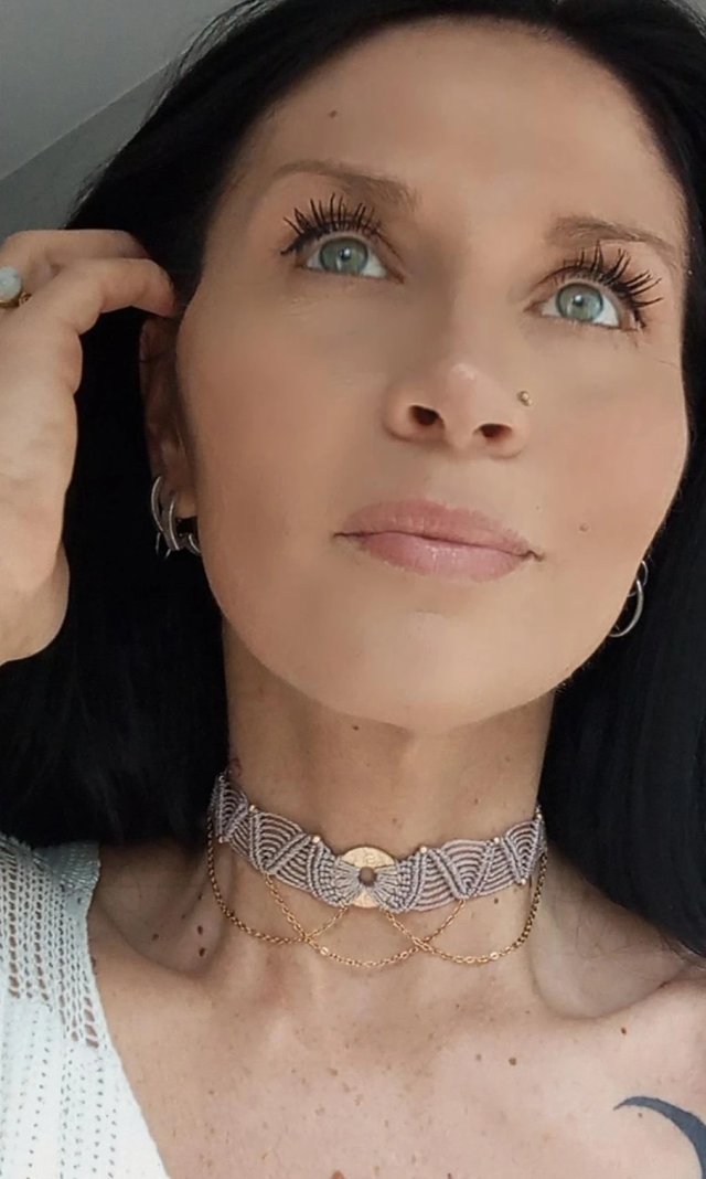 Barefoot chic choker