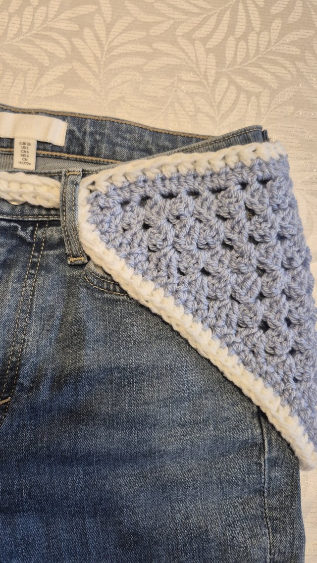 Szydełkowa chustka na pasek – Boho Chic – Jasny błękit i biel