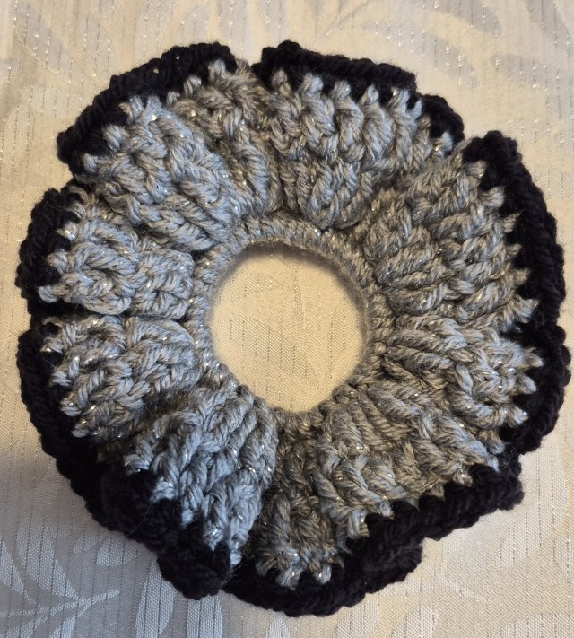 Szydełkowa gumka scrunchie – Srebrzysta szarość i czerń (Handmade)