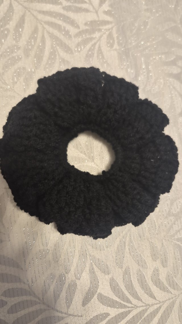 Ręcznie robiona gumka do włosów scrunchie – klasyczna czerń – szydełko