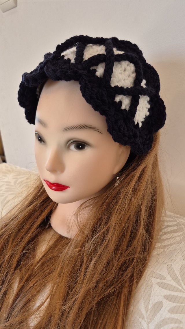 Szydełkowa opaska na głowę z motywem gorsetowym | Czarno-biała, handmade