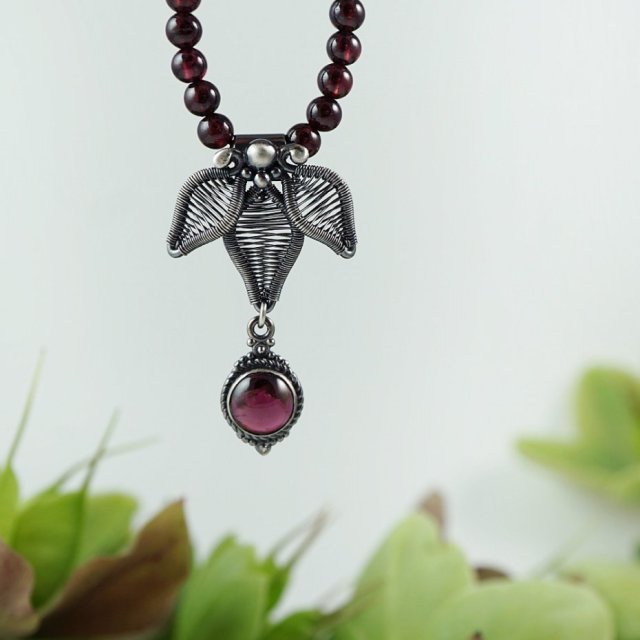 Garnet beauty - srebrny naszyjnik z granatami i srebrnym kwiatem