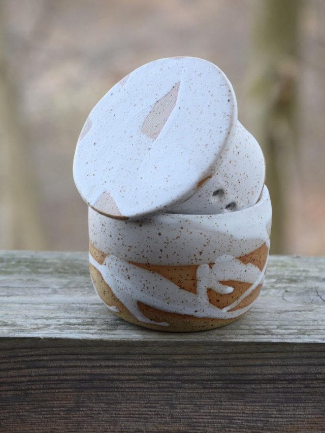 Piegowata maselniczka wodna francuska (French butter dish)