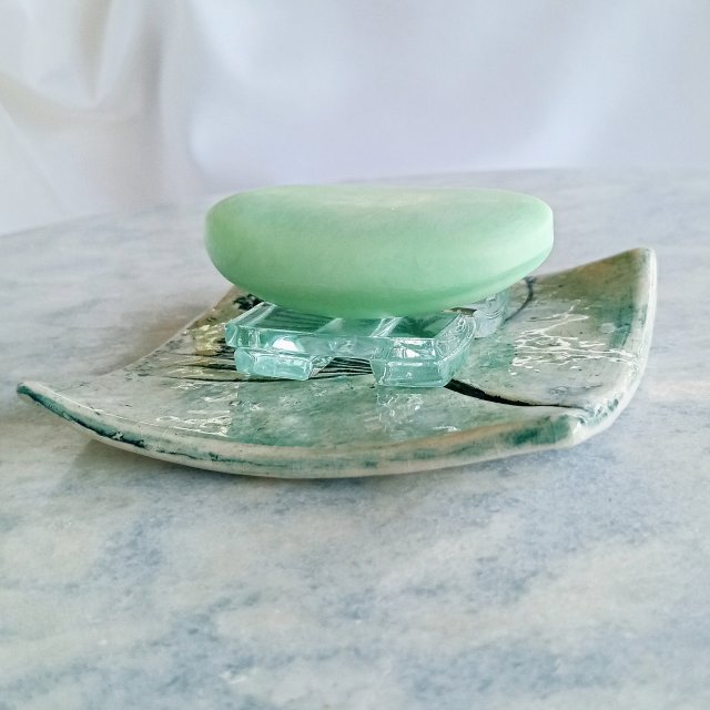 Ceramiczna mydelniczka handmade | subtelny motyw botaniczny