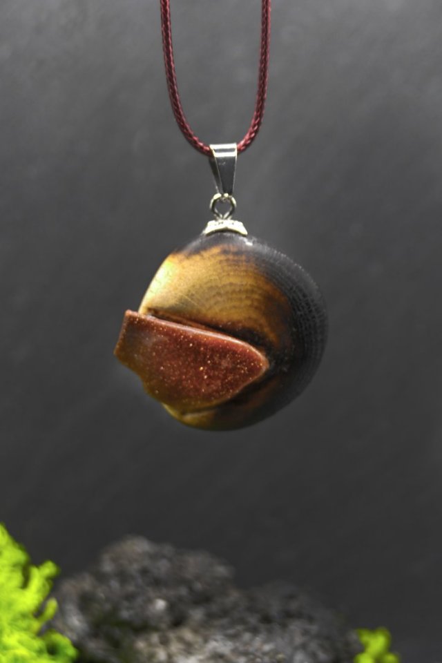 PIASEK PUSTYNI - Wisiorek z drzewa dębu, amulet zamknięty w kawałku drewna, Wood Pendant, Wooden Jewelry, biżuteria z drewna