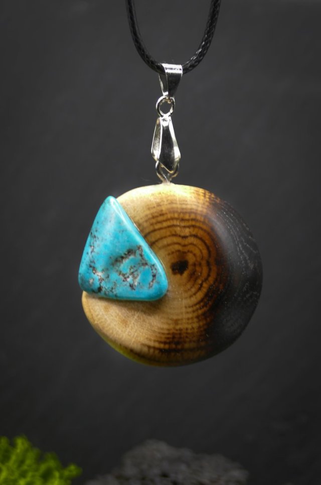 Turkus i dąb - Wisiorek z drzewa dębu, amulet zamknięty w kawałku drewna, Wood Pendant, Wooden Jewelry, biżuteria z drewna