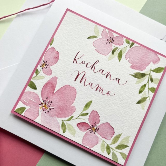 W dniu Mamy kartka ręcznie malowana i kaligrafowana z kwiatami