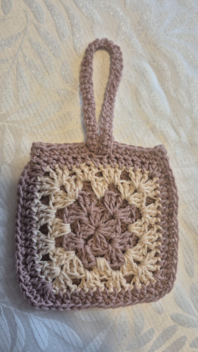 Szydełkowa mini torebka w stylu boho / Etui z motywem Granny Square – krem i ciepły brąz