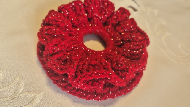Ręcznie robiona gumka scrunchie – Czerwona ze srebrnym błyskiem