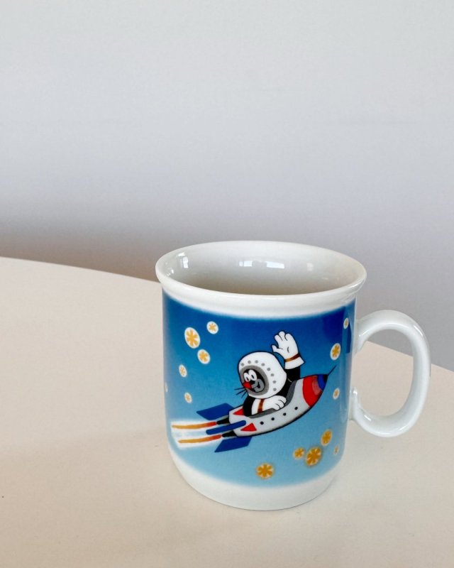 Kubek porcelanowy z Krecikiem w wersji w kosmosie