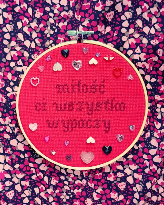 Miłość ci wszystko wypaczy, haft na tamborku, gotowy do zawieszenia