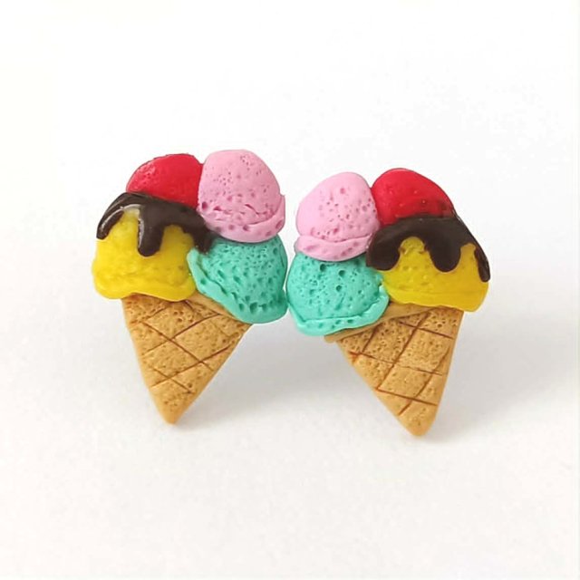 Kolorowe kolczyki lody w rożku