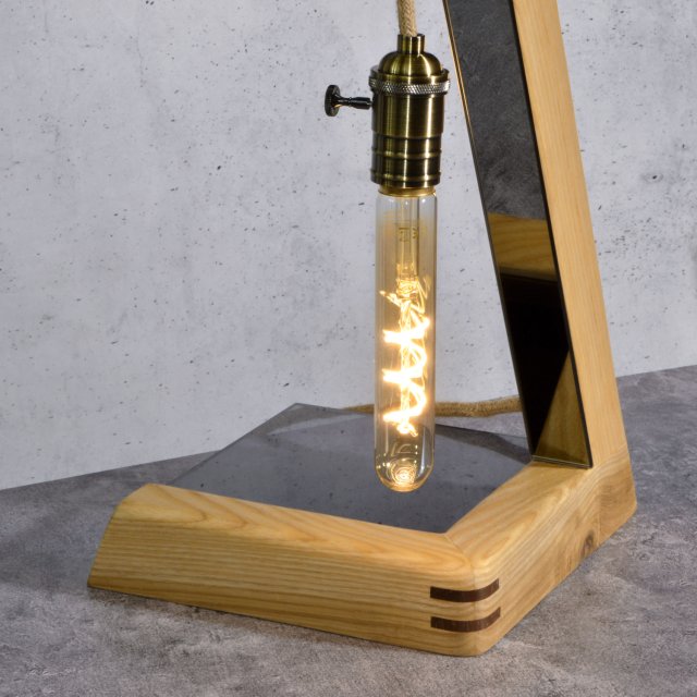 Lampa stołowa z drewna, szkła i lustra