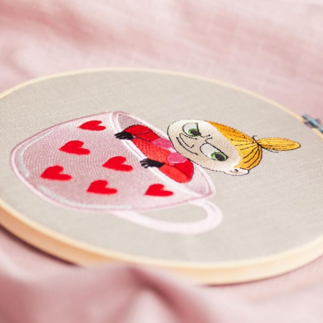 Mała Mi w filiżance, haft w tamborku 20 cm