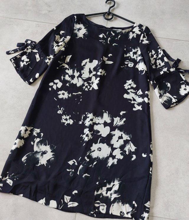 Trapezowa sukienka w kwiaty  midi 40 H&M