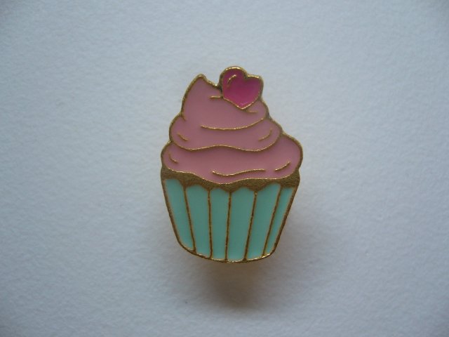 METALOWA EMALIOWANA PIN PRZYPINKA MUFFINKA