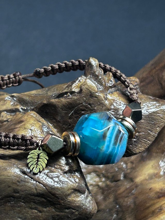 Amulet Harmonii: Ręcznie Pleciona Bransoletka z Niebieskim Agatem i Liściem Monstera