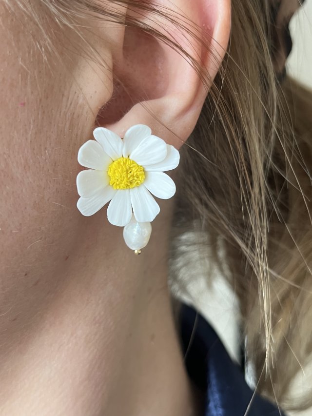 Zestaw biżuterii: kolczyki i pierścionek ze stokrotkami. Handmade. Polimerowa glina