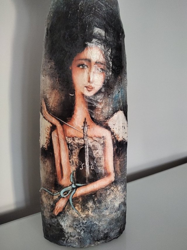 Duży kot z masy ceramicznej.
