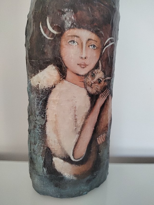 Duży kot z masy ceramicznej.