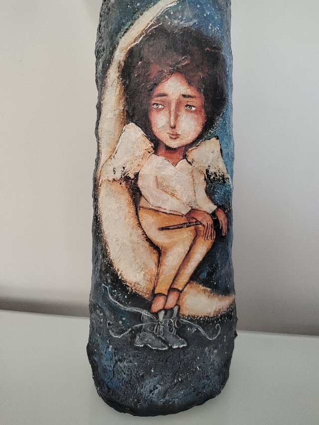 Duży kot z masy ceramicznej.