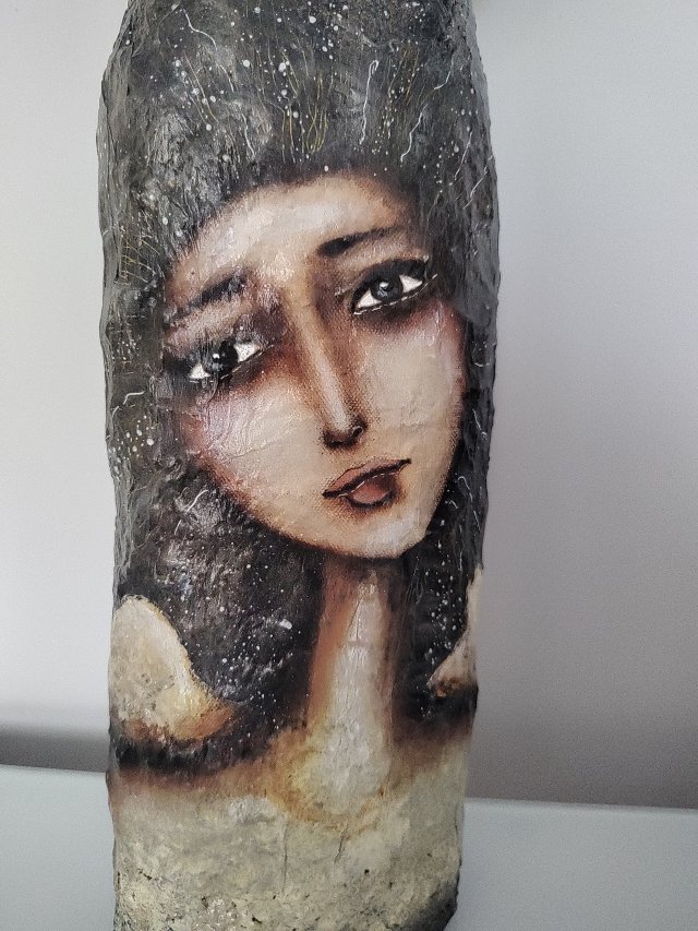 Duży kot z masy ceramicznej.