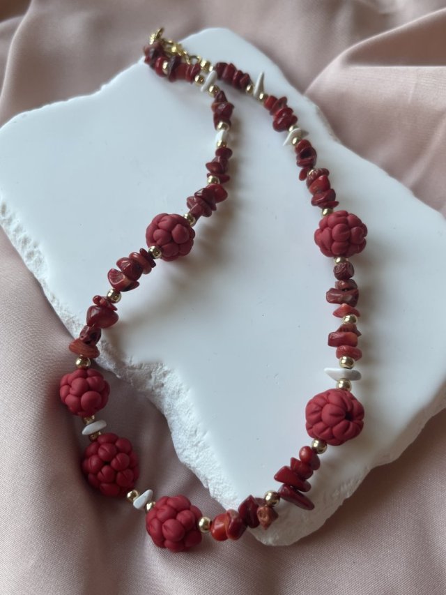 Naszyjnik choker Maliny z koralem i złotymi akcentami, soczysty letni naszyjnik handmade