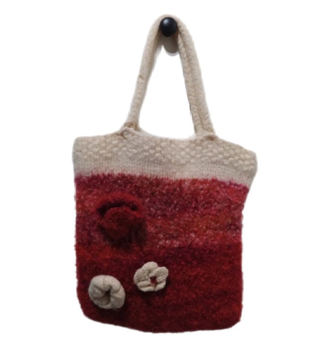 Vintage wełniana torebka bouclé czerwona kremowa kwiaty boho folk Avant Garde Cottage Fairy Handmade
