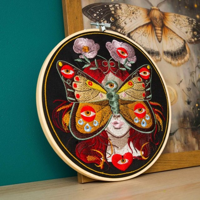 Madame Butterfly Kobieta Motyl black, haft w tamborku 20 cm