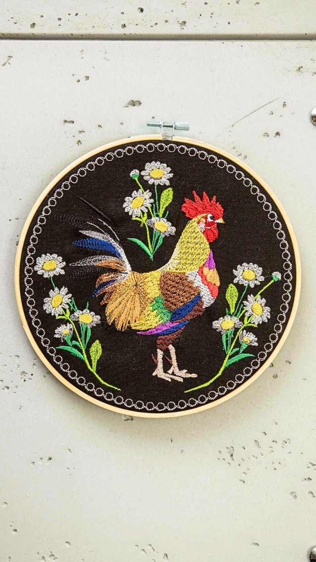 Kogut w stokrotkach - czarne tło, haft w tamborku 20 cm
