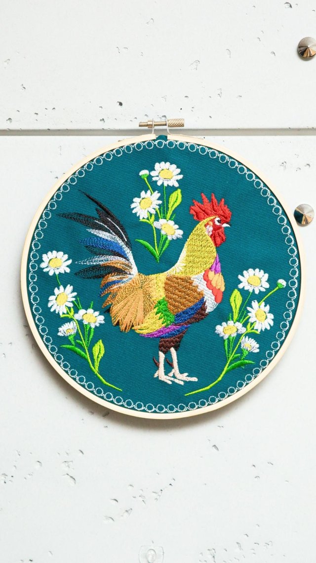Kogut w stokrotkach - zielone tło, haft w tamborku 20 cm