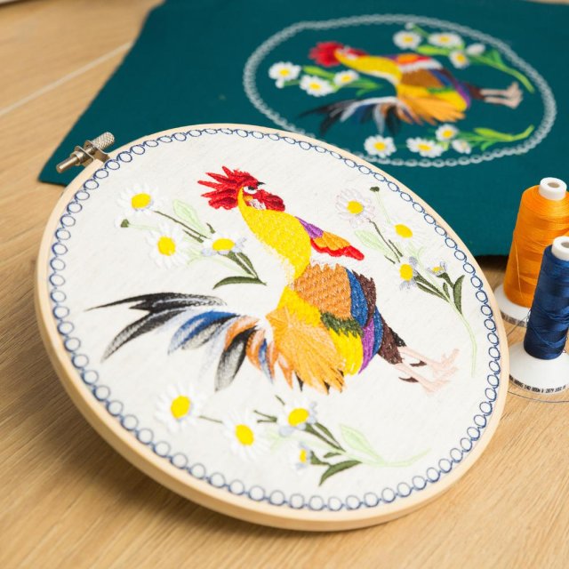 Kogut w stokrotkach -  tło ecru, haft w tamborku 20 cm
