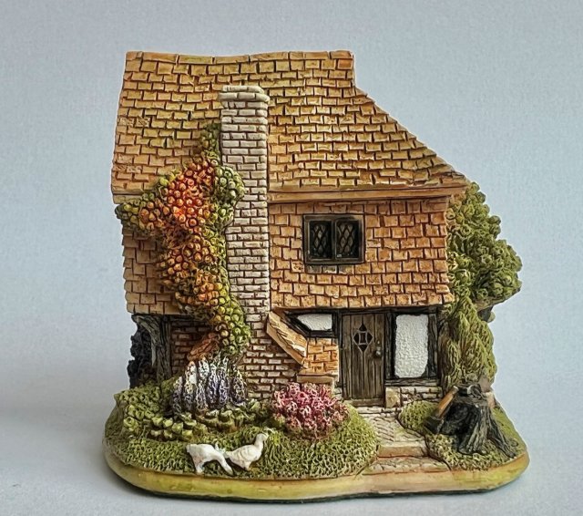 Lilliput Lane Collectable - Handmade - The Hidey Hole  ❤ Plastyczna kolekcjonerska i numerowana figurka.