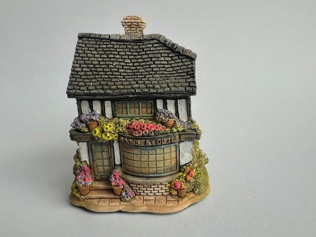 Lilliput Lane Collectable - Handmade - Little Something ❤ Plastyczna kolekcjonerska i numerowana figurka.
