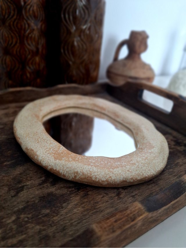 Lustro w ramce ceramicznej