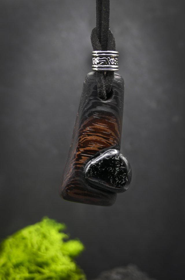 Wisiorek z karneolem "Wenge i turmalin" –  ręcznie rzeźbiony, biżuteria z drewna, z duszą natury; pirografia, Wood Pendant