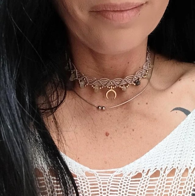 Choker z prehnitem i księżycem