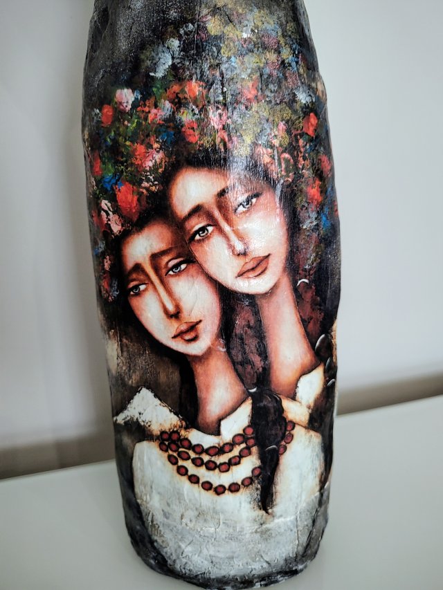 Duży kot z masy ceramicznej.